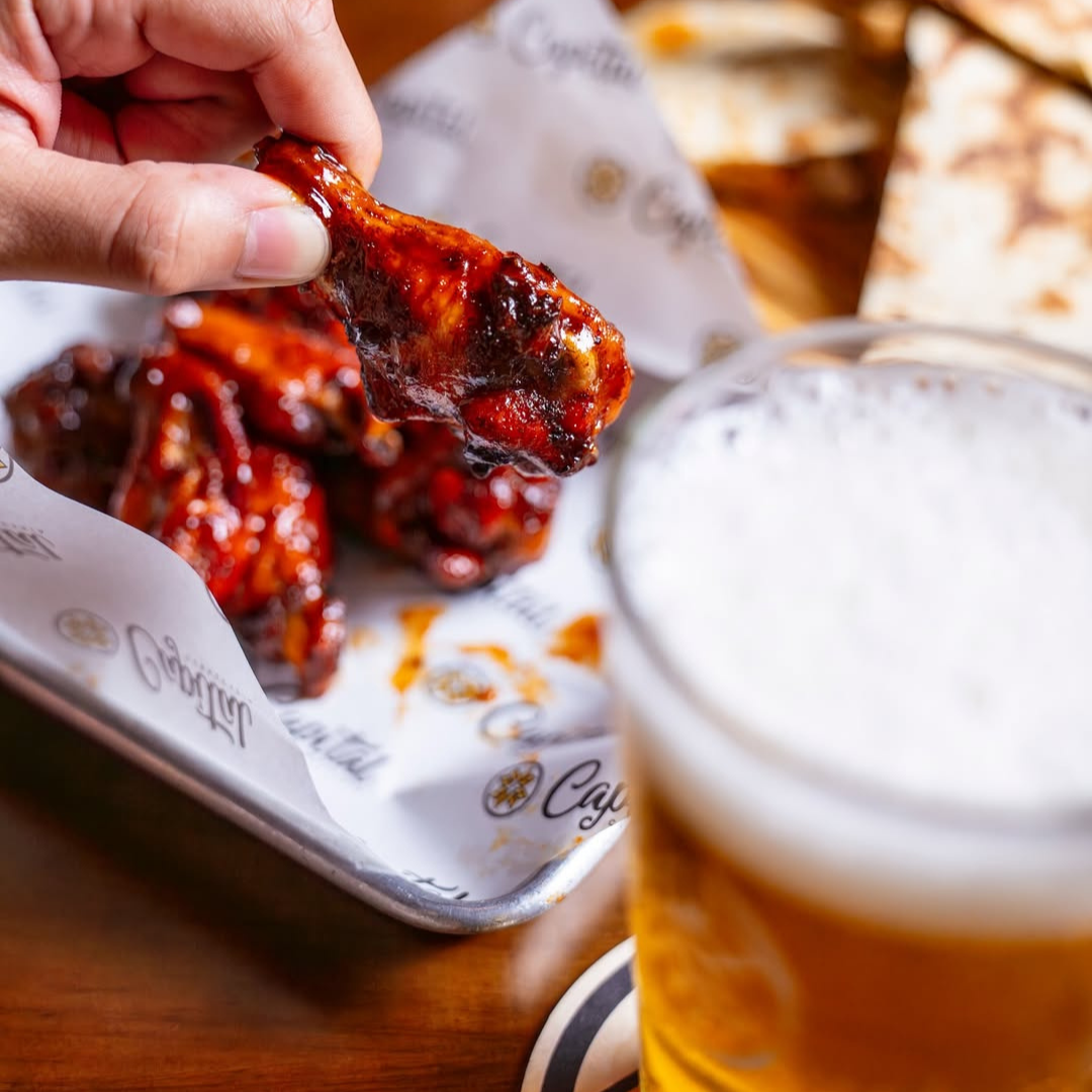 Jarra de Cerveza de la Casa + 15 Alitas por $20 en Capital Cervecería