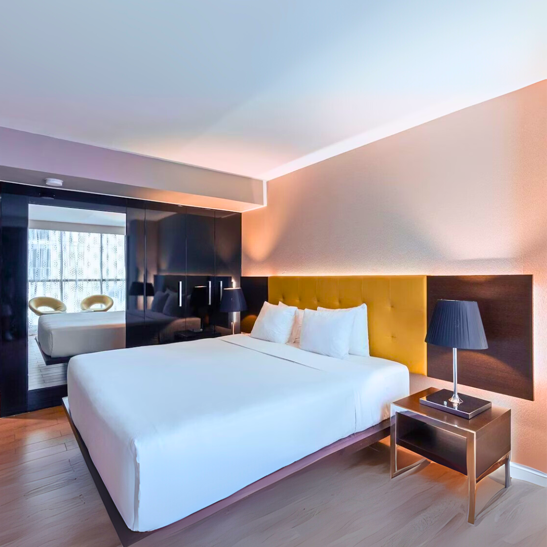 Estadía Deluxe para 2 personas con Desayuno Buffet + Late Check-Out + Alitas y Bebidas por $85.50 en Hotel Exe Oriental