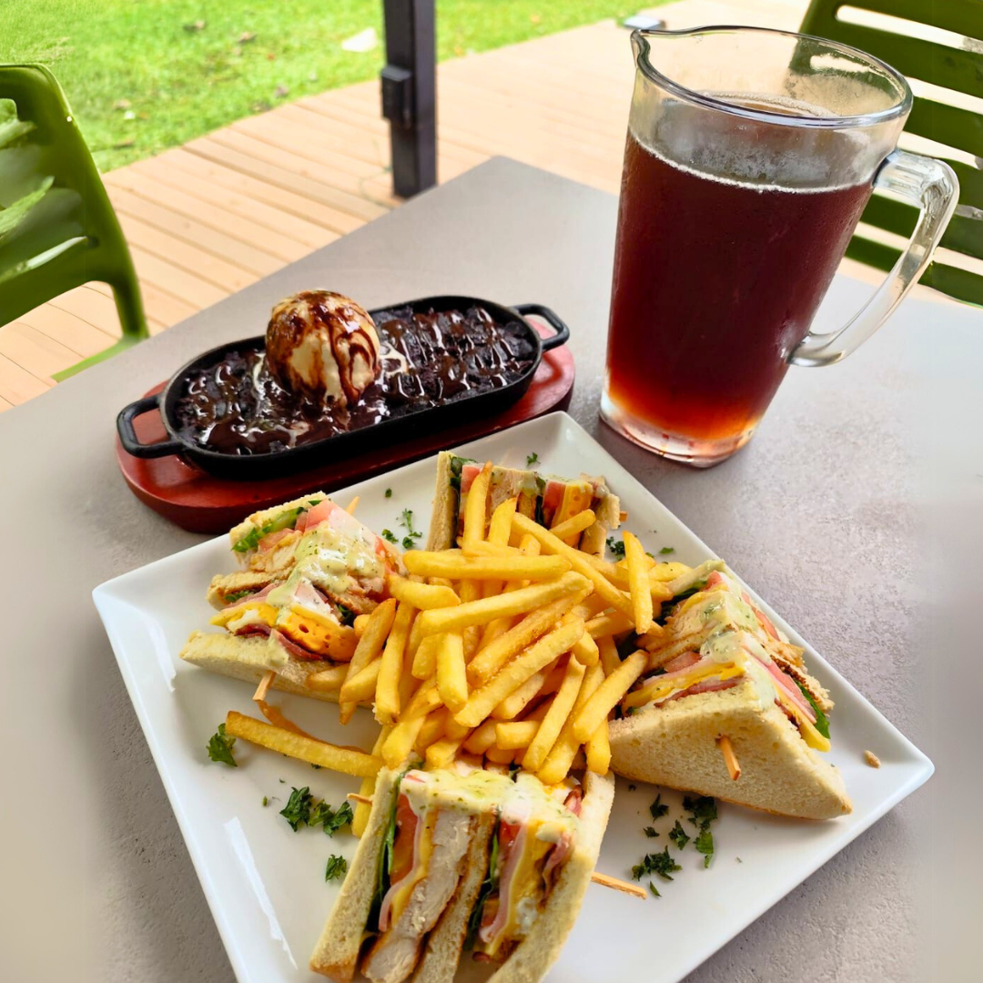 Pasadía con Piscina + Club Sandwich + Jarra de Té Frío + Brownie con Helado para 4 personas por $30 en Hotel Albrook Inn