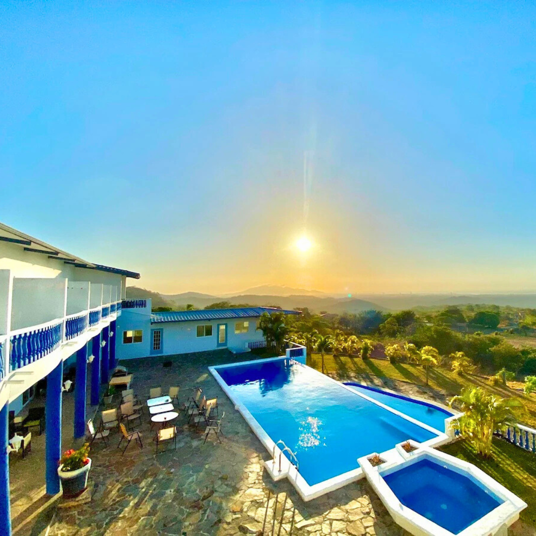 Pasadía para 2 personas + Picada Mixta Para Compartir + 2 Bebidas por $15 en Hotel Eclipse Chame