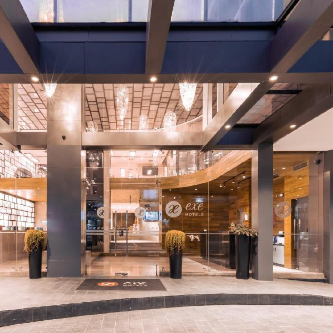 Estadía Deluxe para 2 personas con Desayuno Buffet + Late Check-Out + Alitas y Bebidas por $85.50 en Hotel Exe Oriental