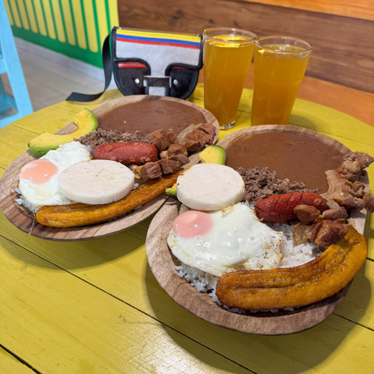 2 Bandejas Paisas + 2 Bebidas de la Casa por $20 en Locombia