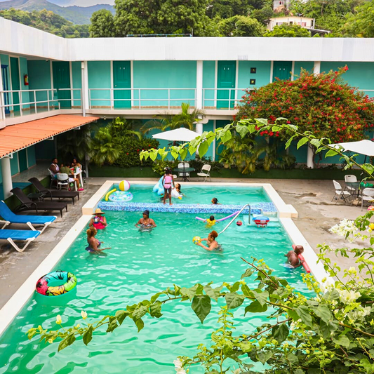 Pasadía con Acceso a Piscina + Hamburguesa y Soda por $12.50 en Hotel Pacific Coast