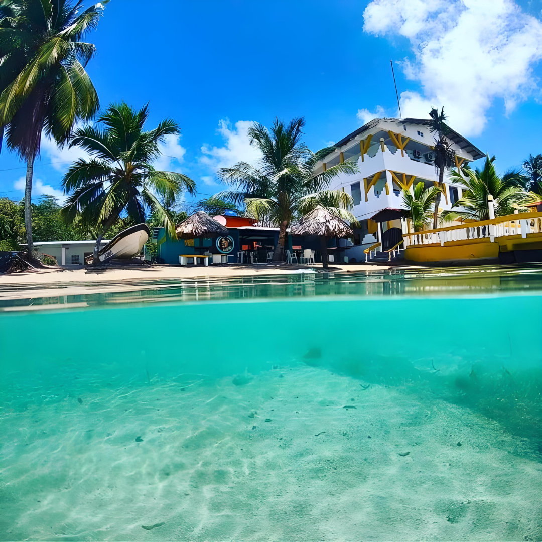 Pasadía de Playa en Isla Grande para 2 Adultos + 3 Niños por $65 en el Hotel Cocotal Isla Grande