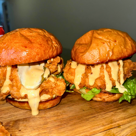 Burger de Pollo Kripsy + Soda por $6 en Revolution Krispy