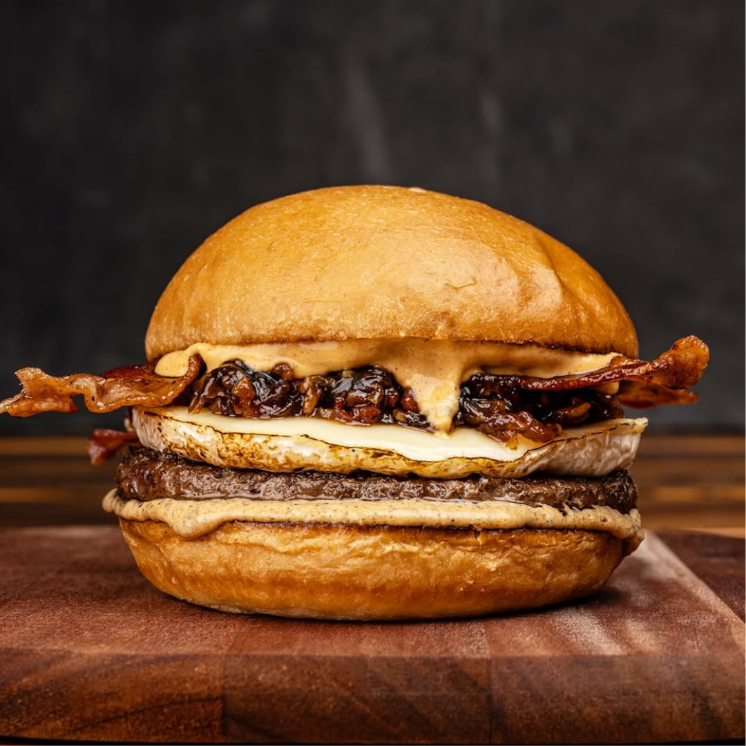 2 Hamburguesas "La Madurita" con papas fritas + 2 Bebidas (Sangría o Soda) por $20 en The Fresh Grill