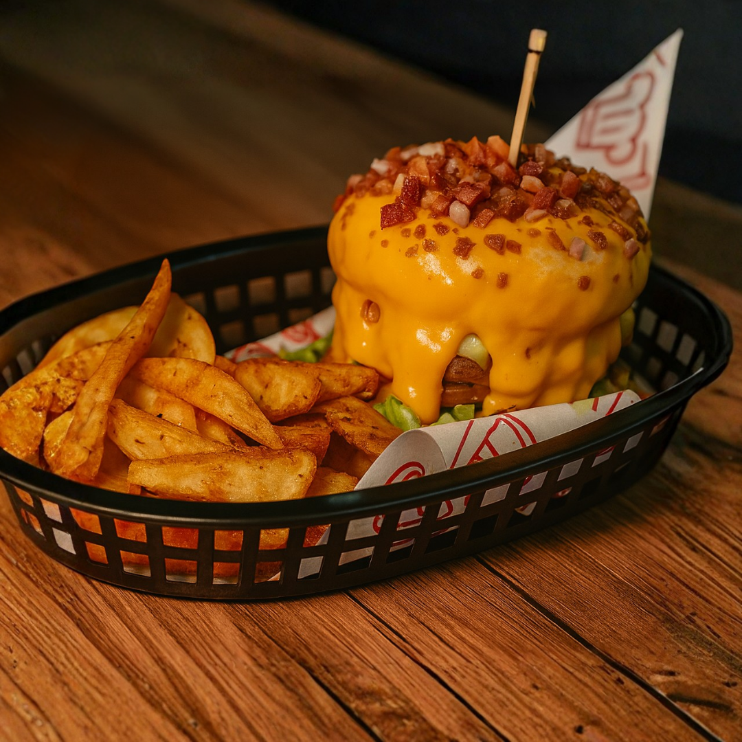 50% OFF en Cheese Bacon Burger por solo $6.37 en Alitas Salvajes Pub