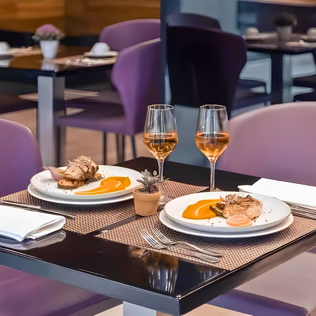Menú Ejecutivo con Entrada + Plato Fuerte + Bebidas y Postre para 2 personas por $19 en Restaurante Teca by Exe Oriental