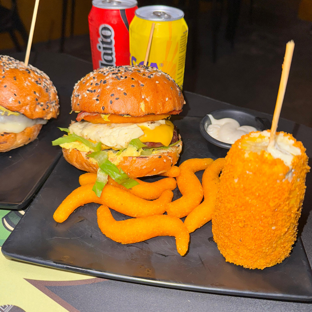 2 Burger's del menú + 2 Mini Elotes con Sabores Únicos + 2 Sodas por $20 en Don Elote
