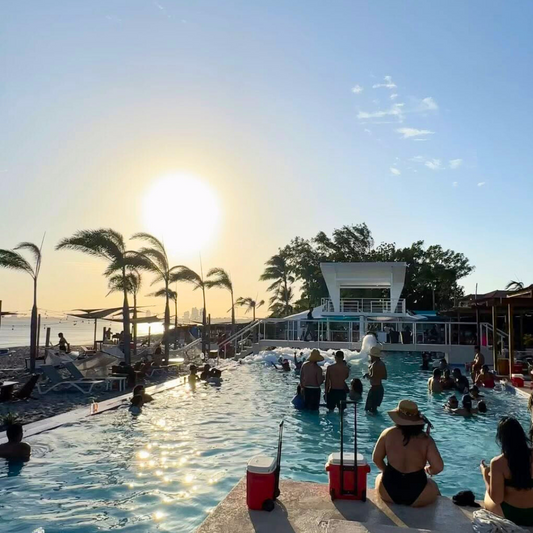 2x1 en Entradas + Agrega Cubetazo o Botella de Espumante desde $7.50 en Bikini Beach Club