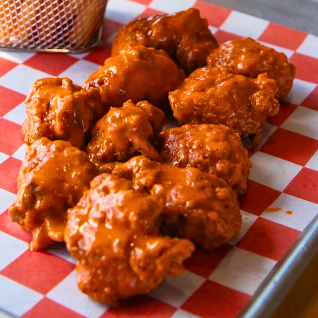 Combo de 20 Boneless + 2 Sodas Refill + Churros para Compartir por $16 en Wing Zone