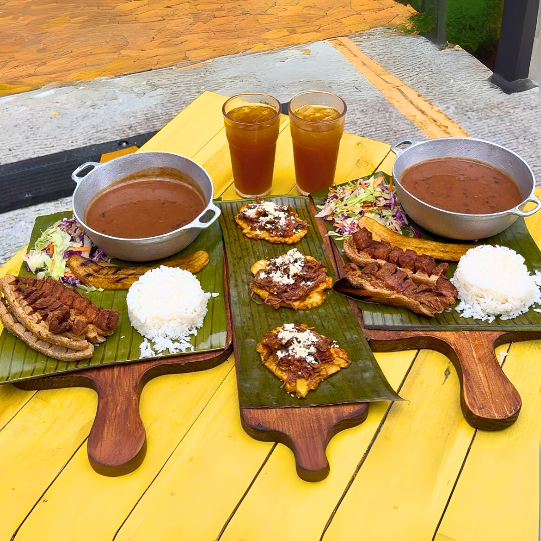 2 Chicharrones + Arroz con Frijoles + Entrada de Patacones con Carne Mechada + 2 Agua Panela por $15 en Locombia