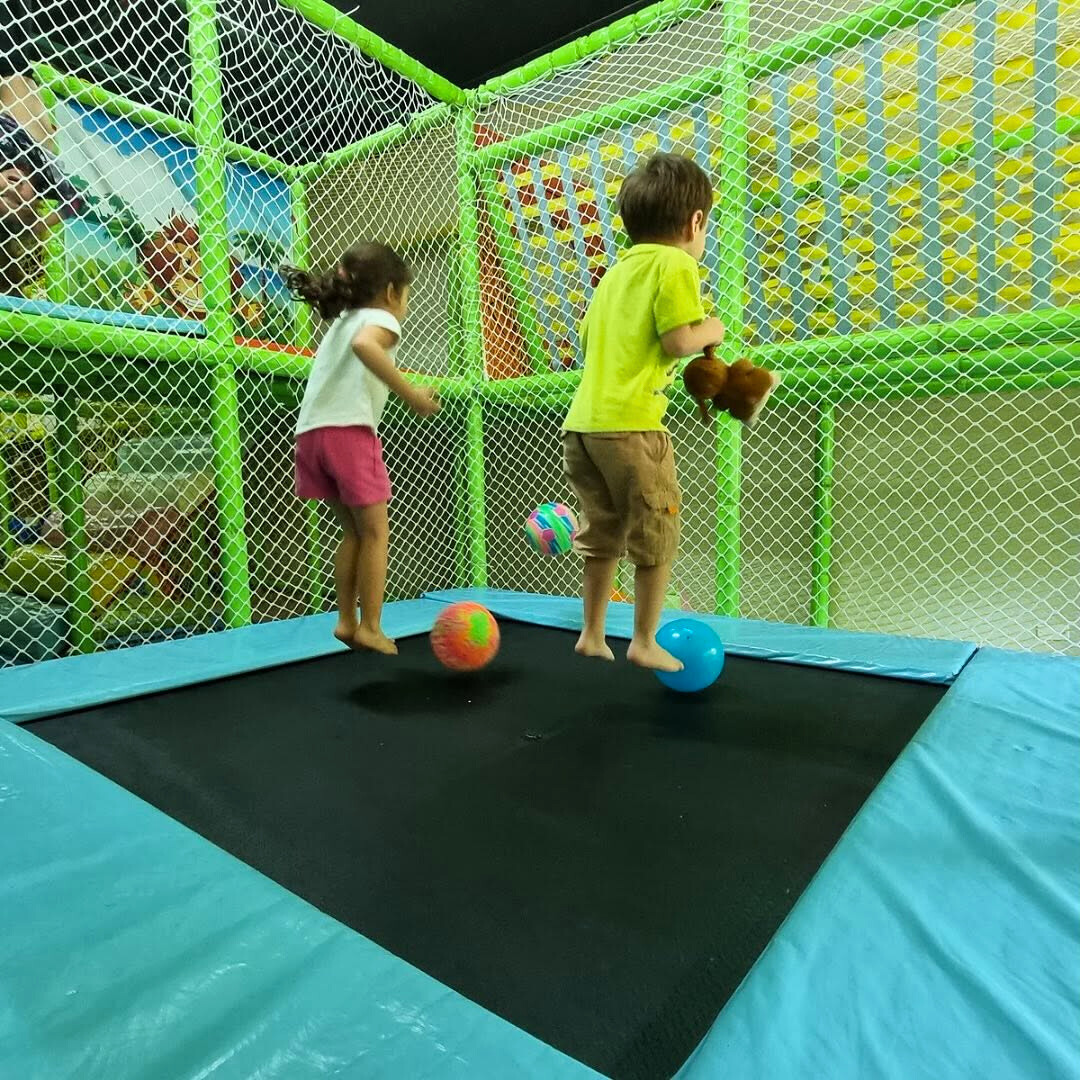 Juega Sin Límite de Horas + 2 Snacks para 2 Niños por $12 en Kool Kidz