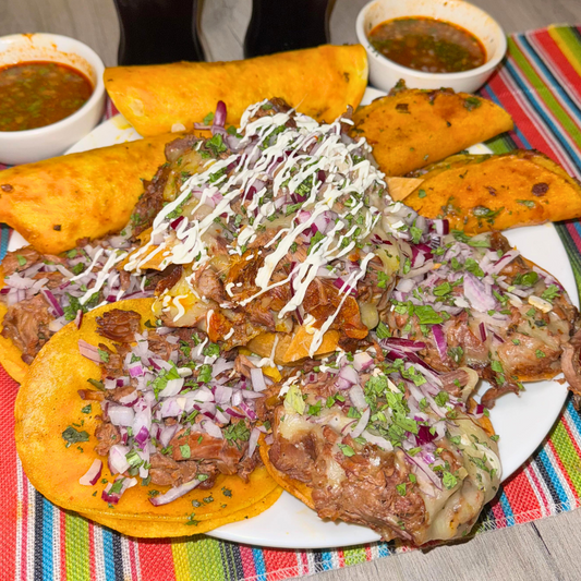 La Súper Bandeja de Birria: Quesabirrias, Tacos, Burritos, Tostadas, Nachos + Consomé + 2 Sodas por $20 en Mexican Food