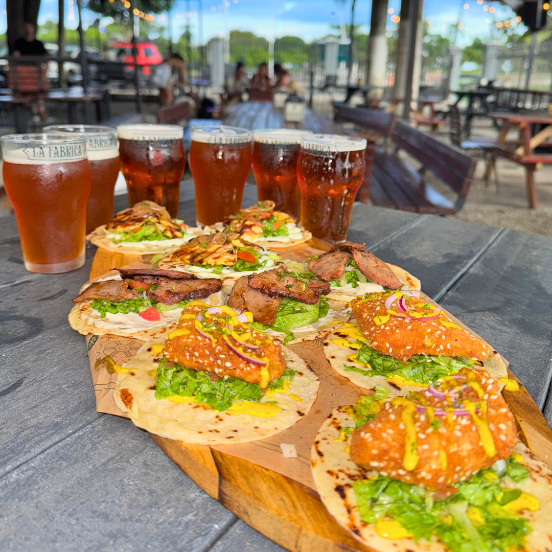 Bandeja de Tacos de La Casa + 2 Cubetazos de Coors Light o 6 Vasos de Cerveza Artesanal por $20 en La Fábrica