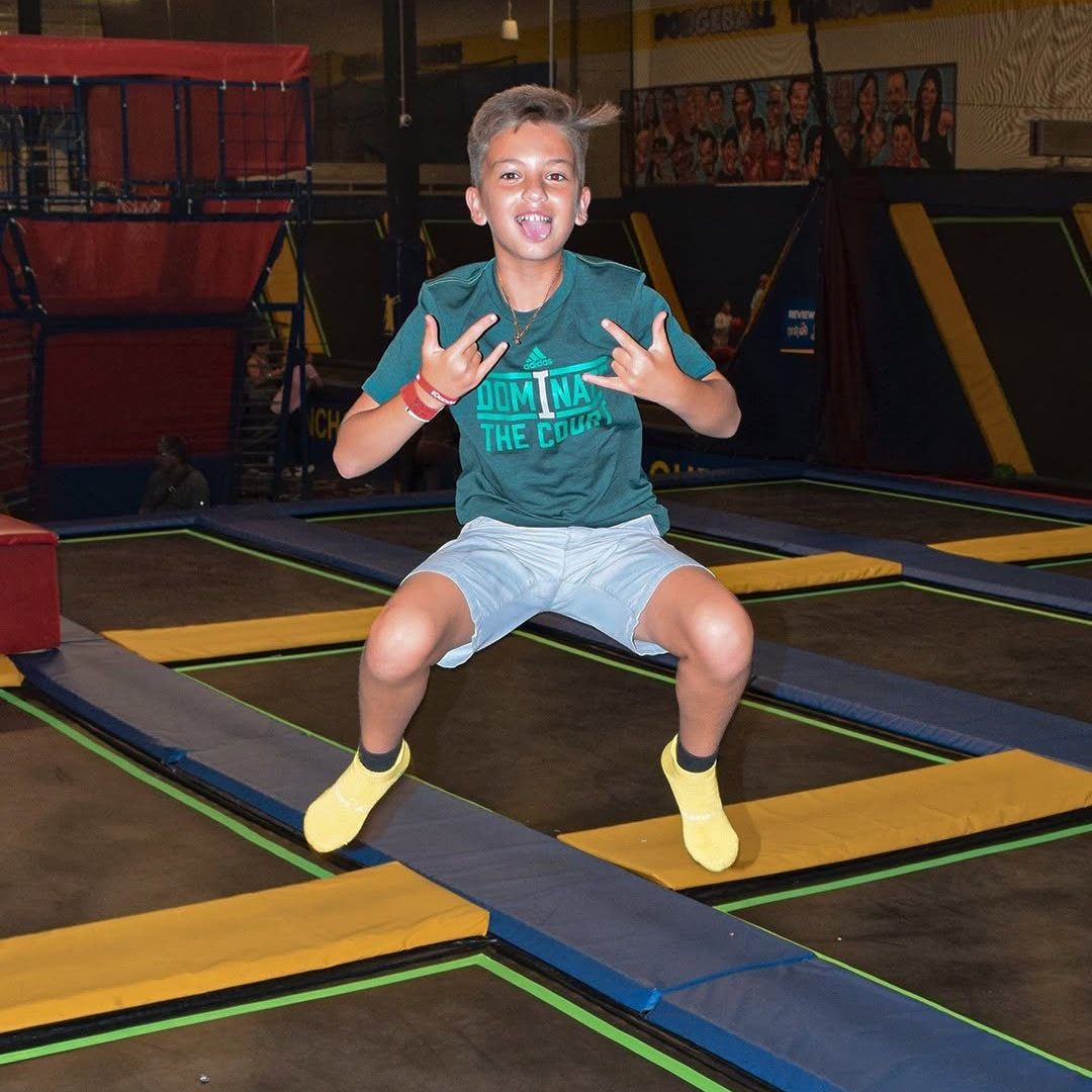 2 Horas de Trampolines + Circuito de Obstáculos para 2 Niños + 4 Slices de Pizza + 2 Sodas por $22 en Planet Air Sports