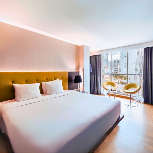 Estadía Deluxe para 2 personas con Desayuno Buffet + Late Check-Out + Alitas y Bebidas por $85.50 en Hotel Exe Oriental