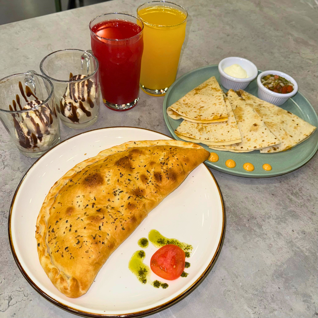 Combo Valenti’s: Quesadilla Rellena + Pizza o Calzone + 2 Bebidas + 2 Helados por solo $11