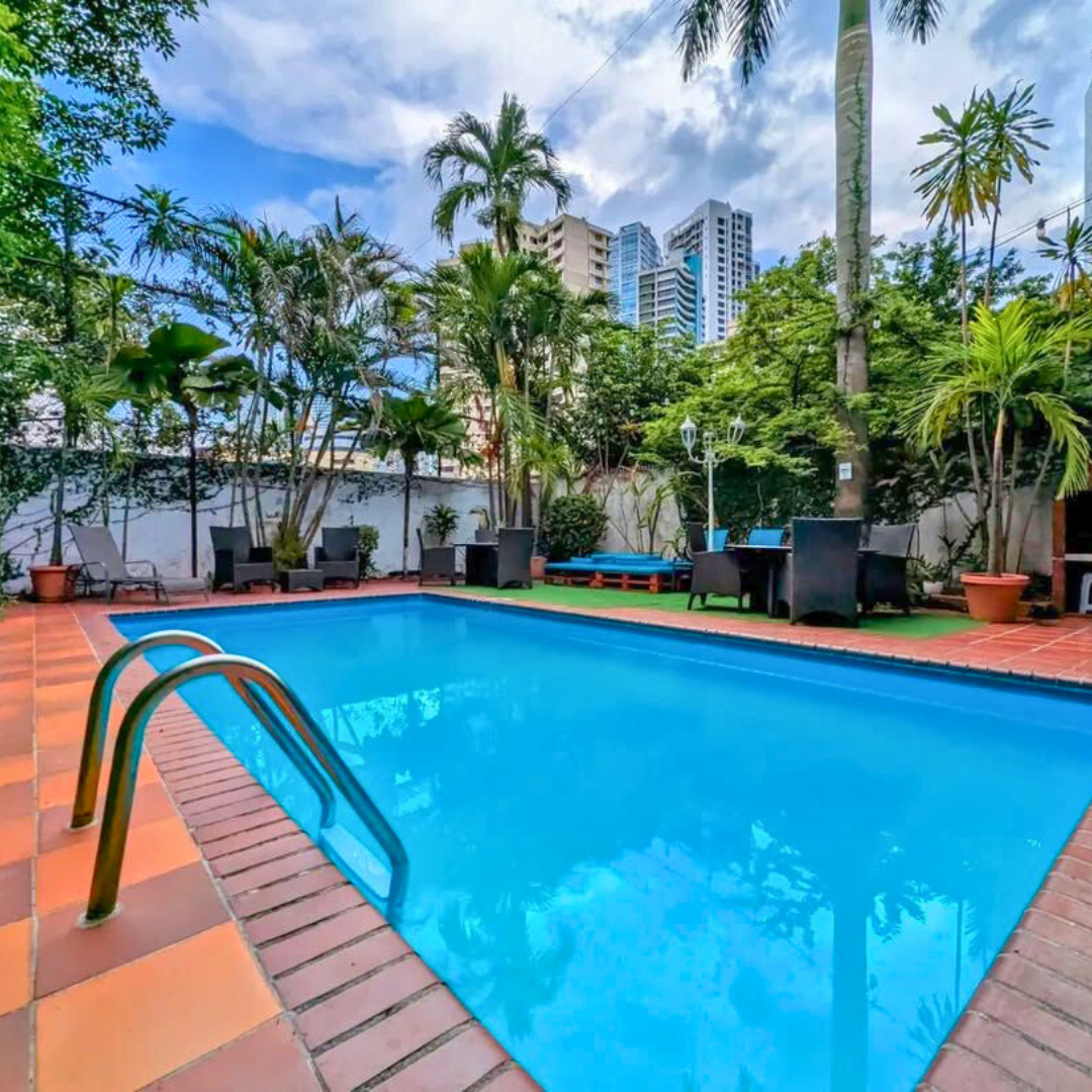 Pasadía con Piscina para 2 personas + Cubetazo Nacional por $20 en Yoha Hostal