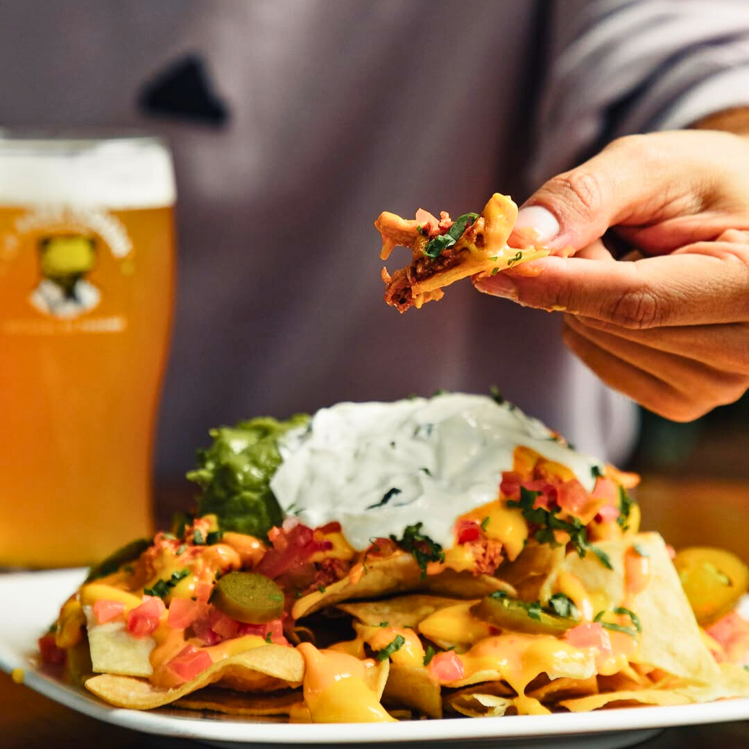 Jarra De Cerveza Clásica + Nachos de la Rana con Pollo por $25 en La Rana Dorada