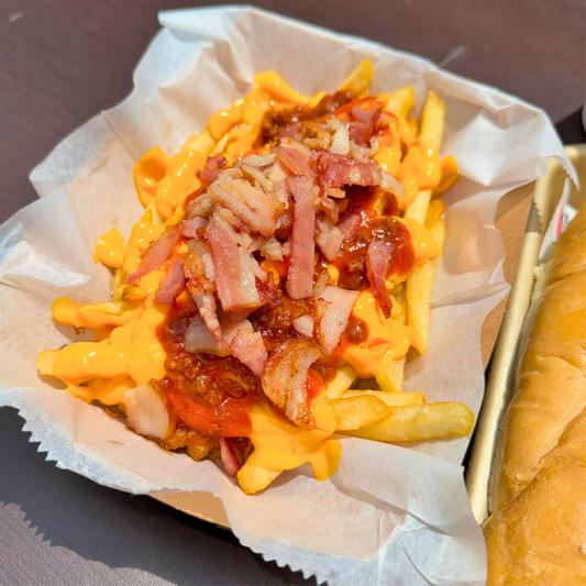 2 Pepitos Mixtos de 30cm + Papas con Queso, Chilli y Bacon por $8 en Belhaj Tasty Food