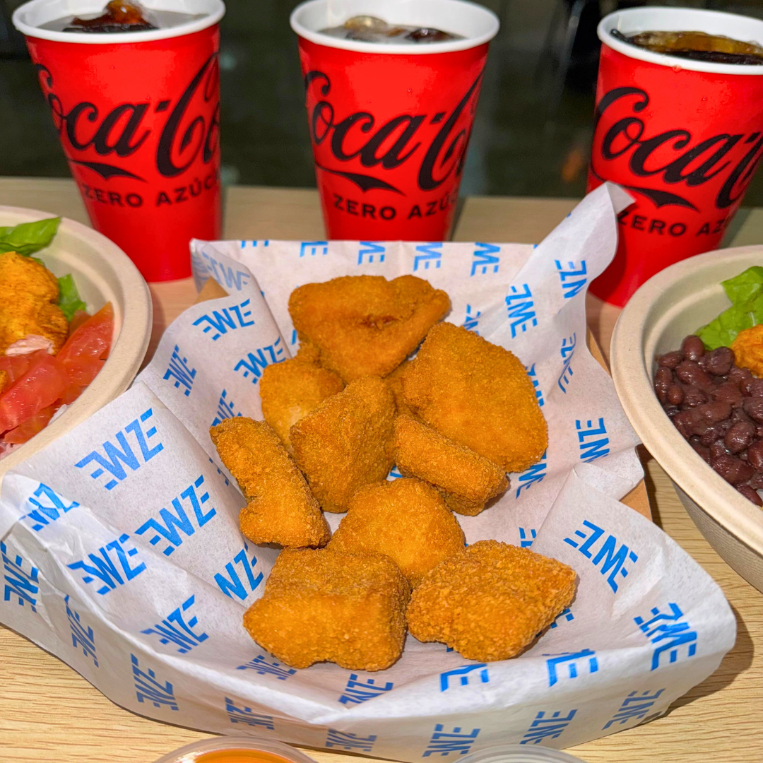 ¡El combo que lo tiene TODO! 2 Bowls, 10 Alitas y 3 Sodas Refill por solo $20 en Wing Zone