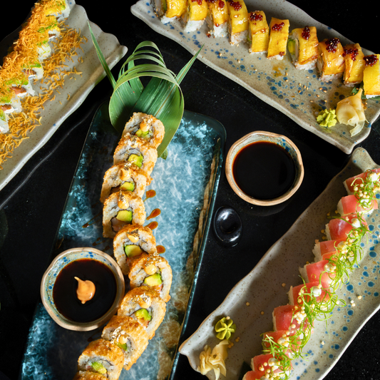4 Rollos de Sushi + 4 Margaritas Premium o Cocktails Navideños De La Casa por $30 en Furia