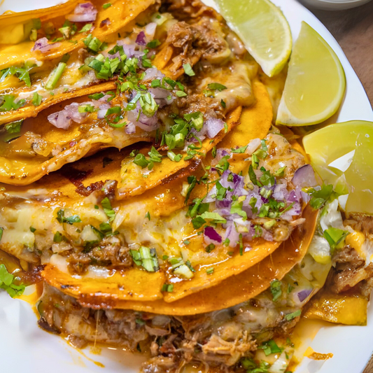 Mega Bandeja de Quesabirrias + Nachos Mixtos Mini + 4 Bebidas por $25 en Mexican Food