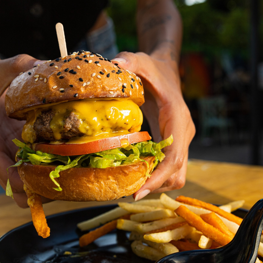 4 Burgers Premium del Menú + Trio de Guarniciones + Cubetazo de Cervezas o Sodas por $25 en Par de Pintas