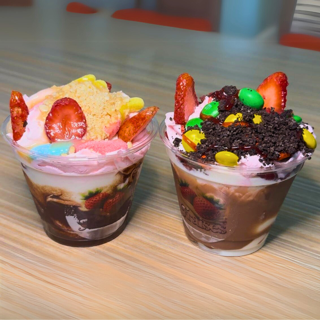 2 Vasos de Fresas de 9oz con 2 Topping + 2 Siropes por $5 en Fraises
