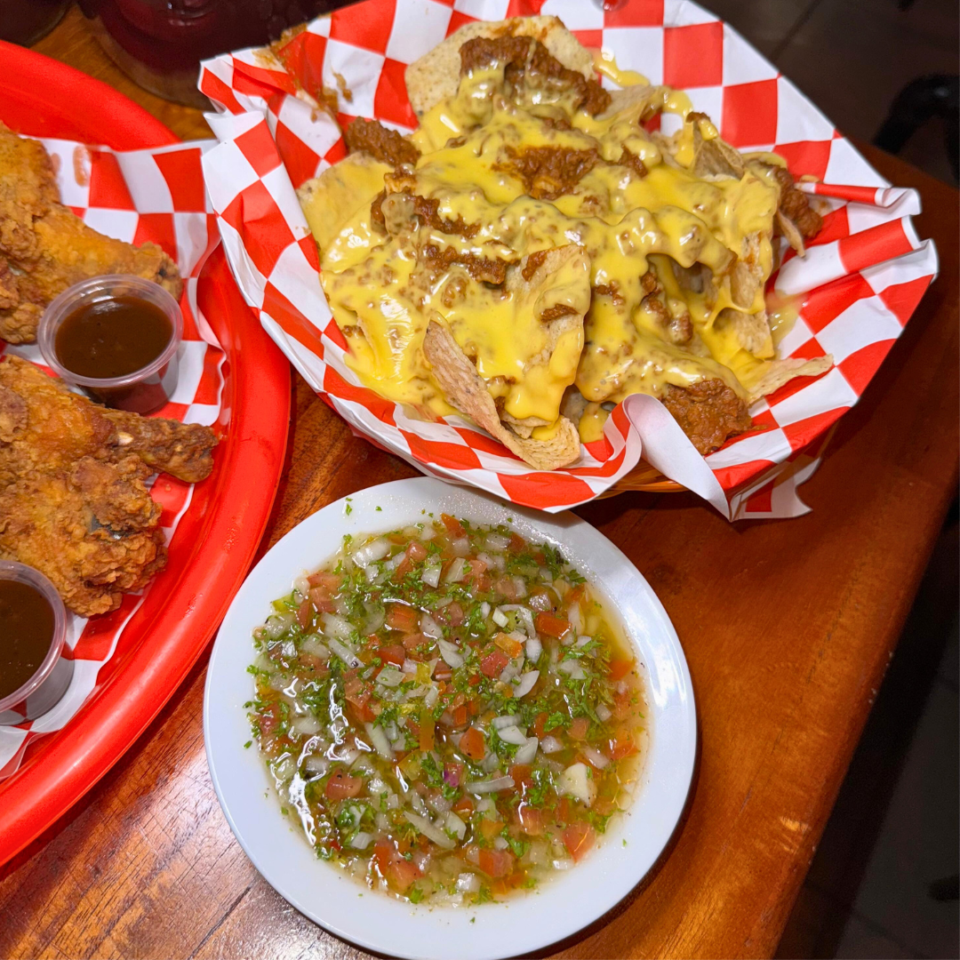 20 Alitas + Nachos de Carne + 2 Jarras de Sangría por $15 en Changchos Sport Bar