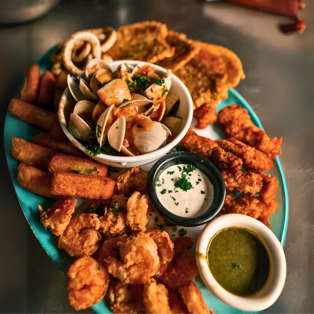 Picada de Mar + 4 Cervezas Nacionales por $25 u Opción con Cubetazo de Cervezas por $27 en Praia Veracruz