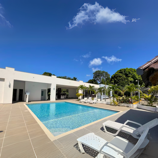 Pasadía con Piscina + Almuerzo Incluido + 2 Bebidas para 2 adultos y 1 niño por $20 en Hotel Coronado Inn