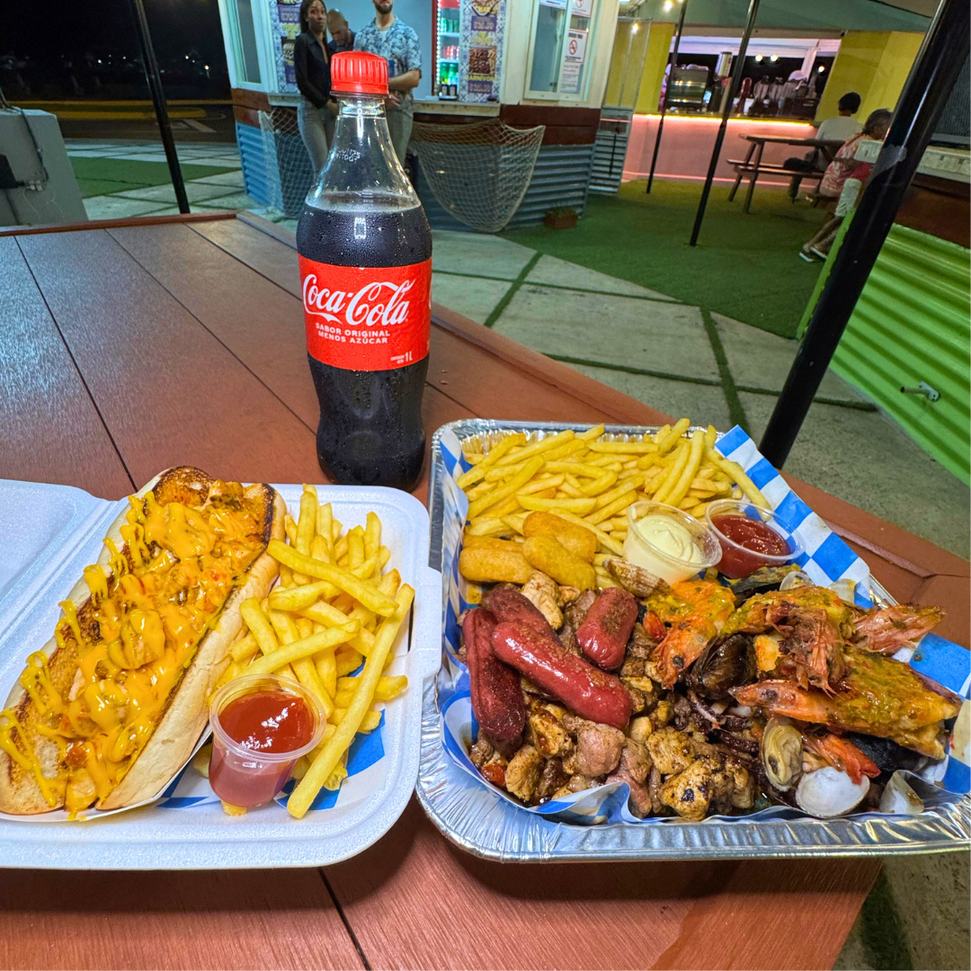 Bandeja de Mar y Tierra + Emparedado de Pollo + Litro de Soda por $18 en Sabores Mediterráneos
