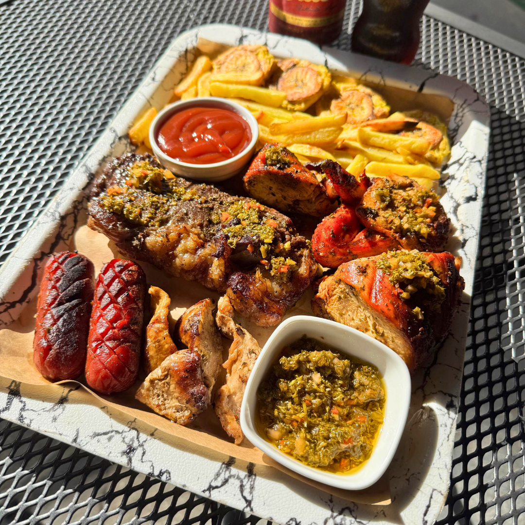 Parrillada de Carnes Mixtas + 2 Bebidas por $10 en El Chuzo