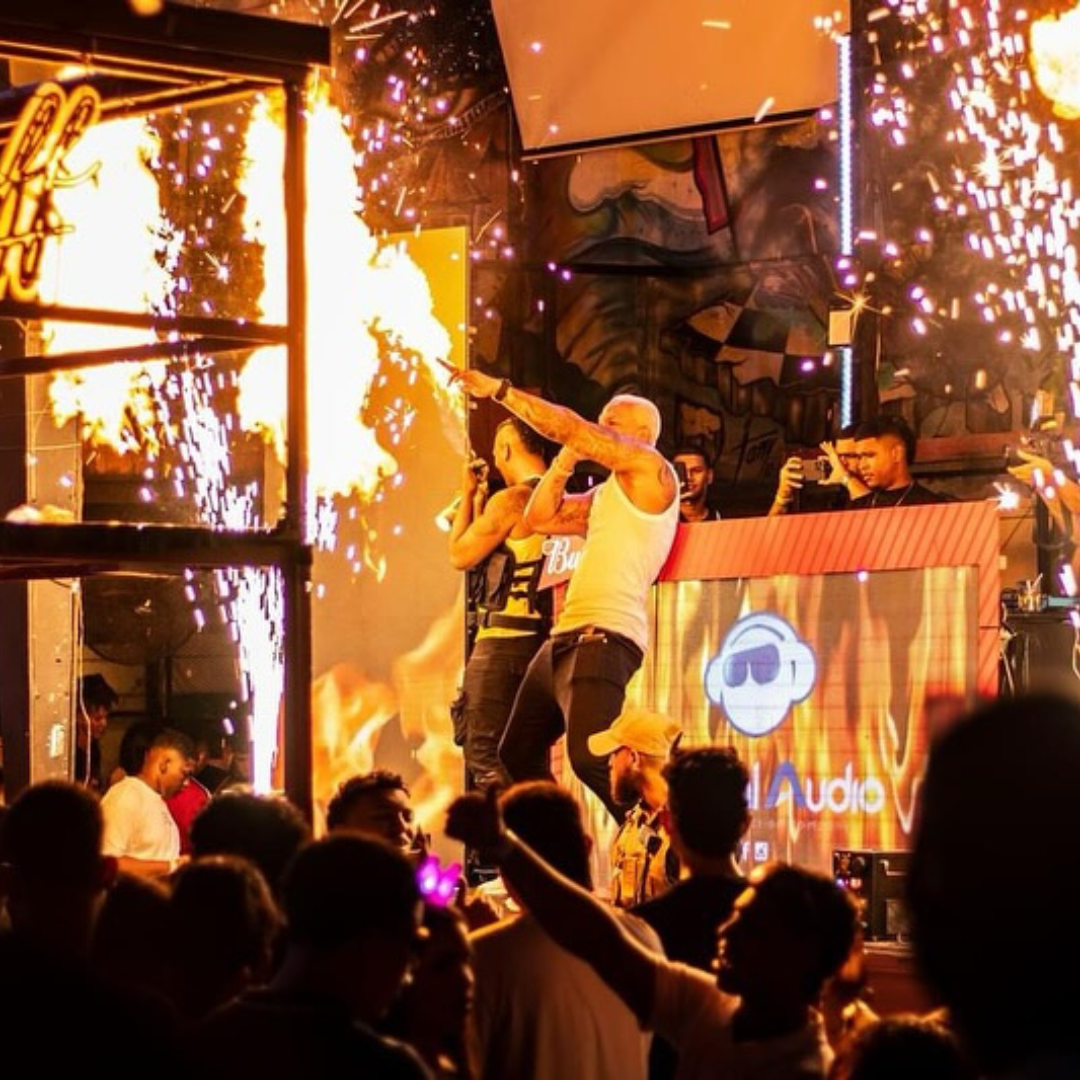 Rumba con Botella + Cubetazo + Shots + Mesa VIP para 6 personas por $50 en Chill Out