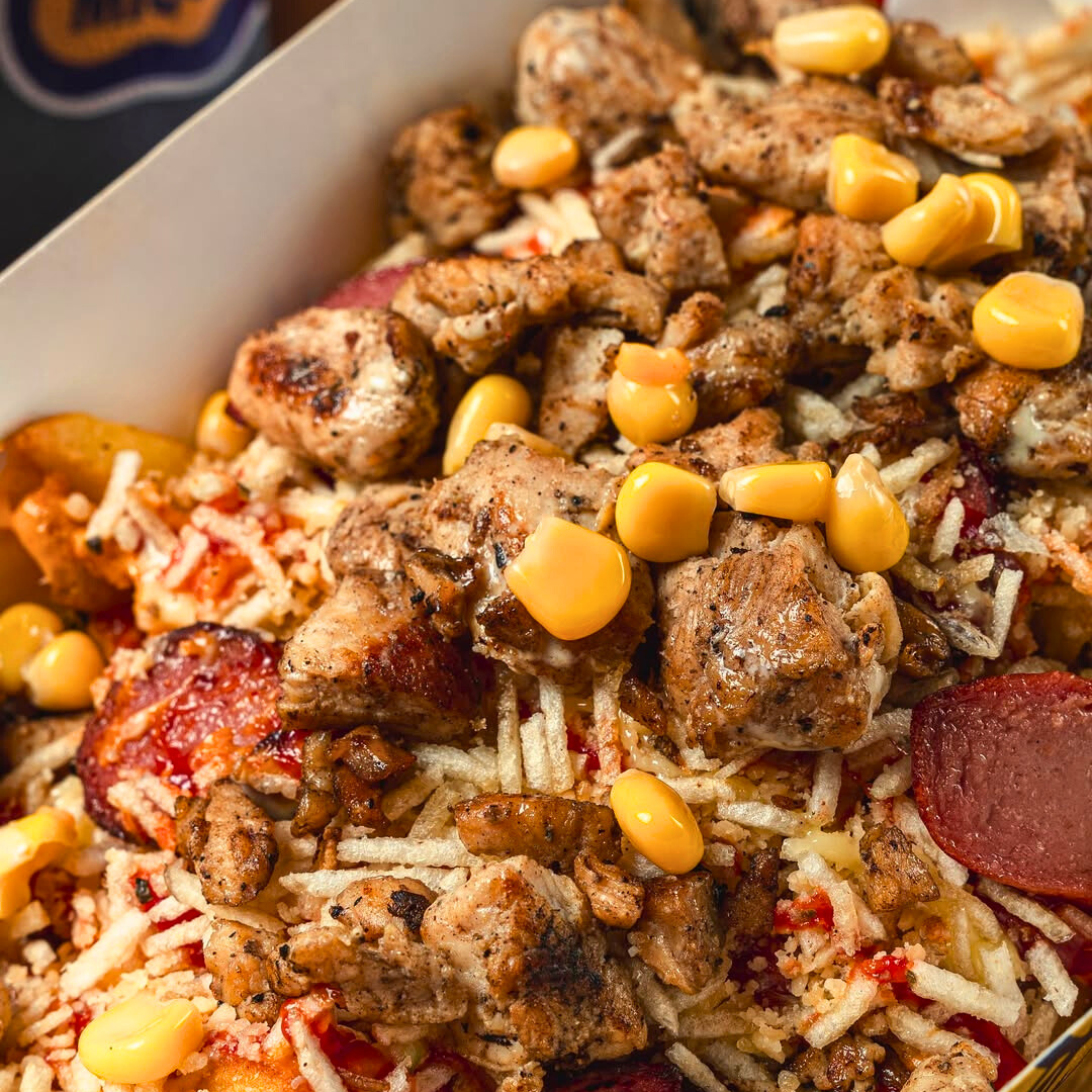 Pagas $12 y consumes $20 en el menú de comidas y bebidas en El Miquiti