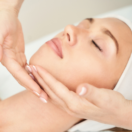 Facial con Limpieza Profunda o Facial Rejuvenecedor y Reafirmante + Máscara LED desde $19 en en Vanity Spa