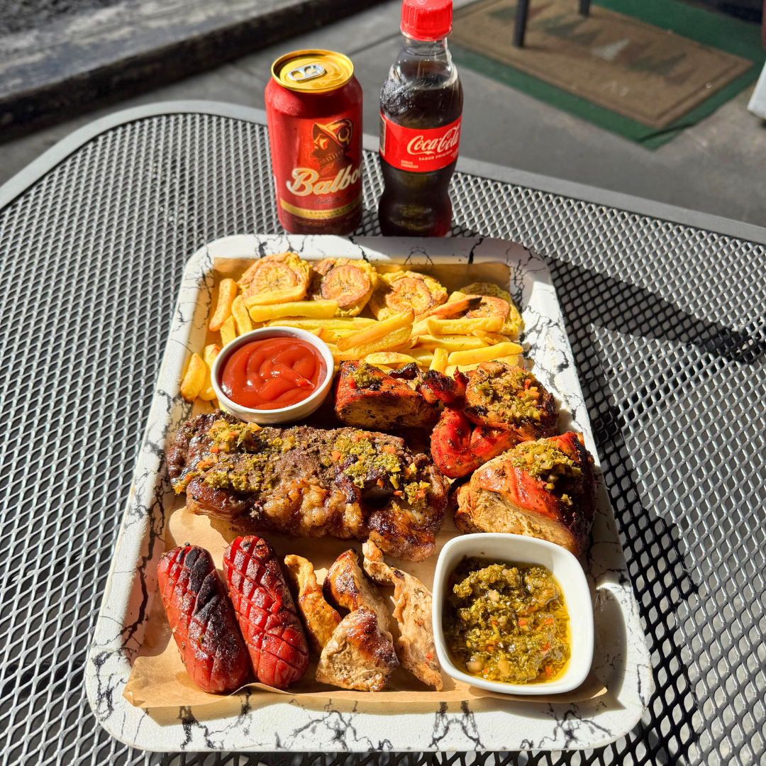 Parrillada de Carnes Mixtas + 2 Bebidas por $10 en El Chuzo