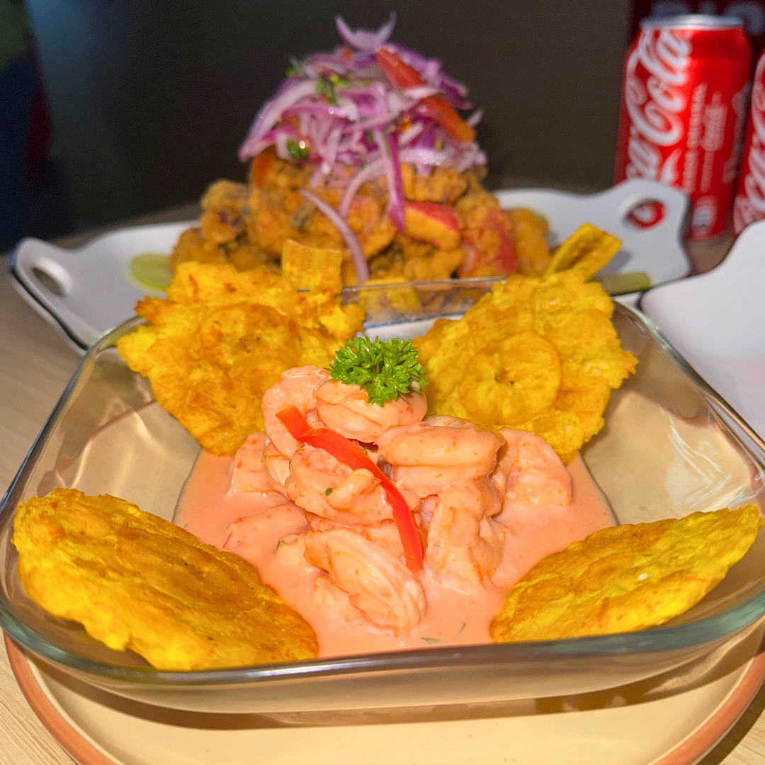 Jalea de Mariscos + Cóctel de Camarones + Tacu Tacu en Salsa de Camarones + 3 Sodas por $30 en Rico Sabor del Perú