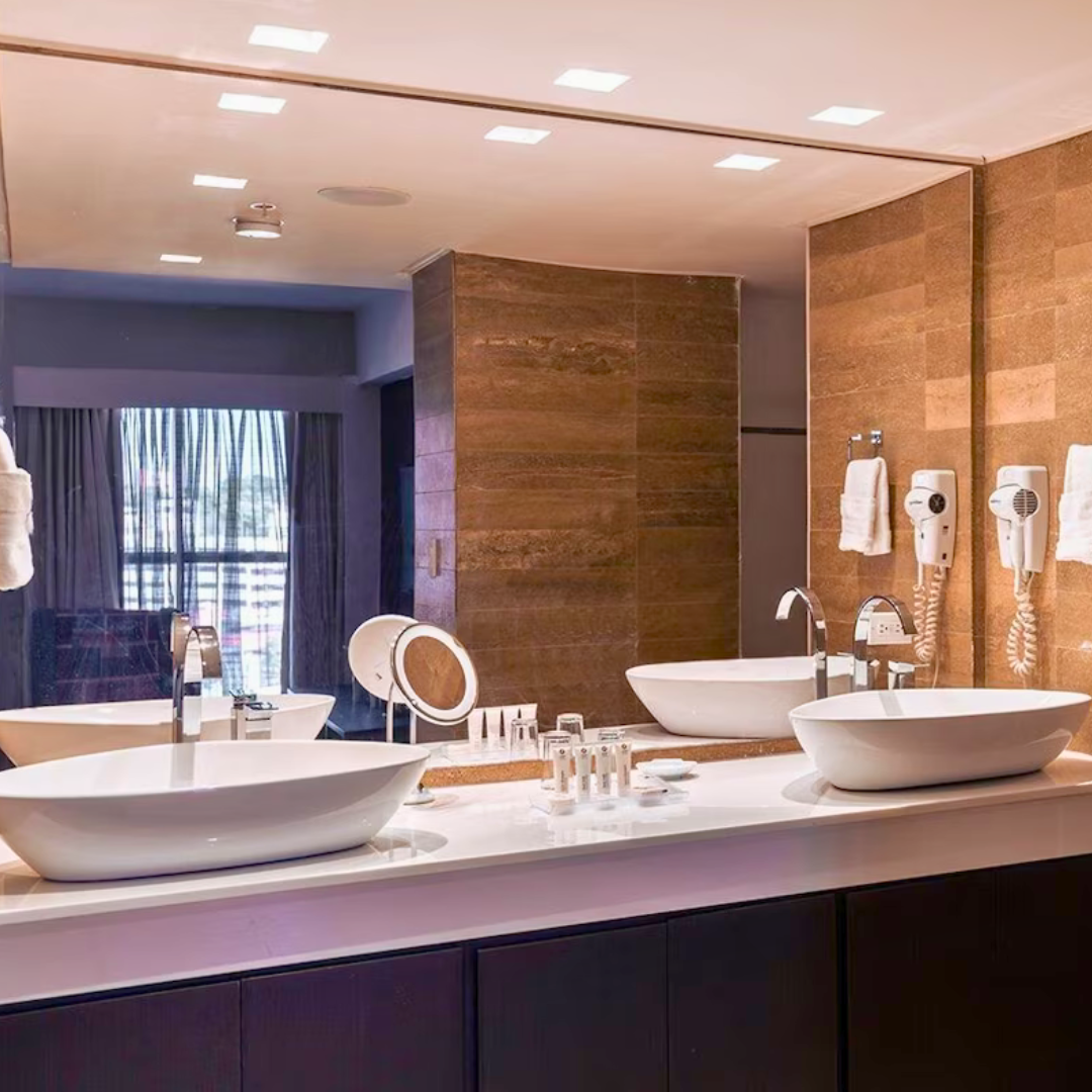 Estadía Deluxe para 2 personas con Desayuno Buffet + Late Check-Out + Alitas y Bebidas por $85.50 en Hotel Exe Oriental