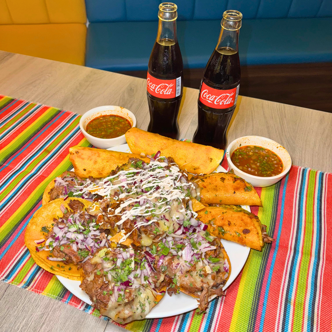 La Súper Bandeja de Birria: Quesabirrias, Tacos, Burritos, Tostadas, Nachos + Consomé + 2 Sodas por $20 en Mexican Food