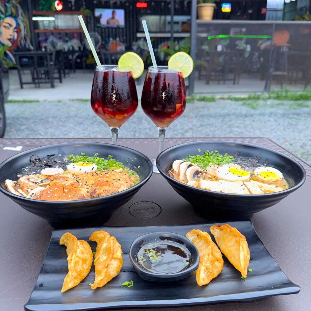 2 Sopas Ramen de Puerco o Pollo + Entrada de Gyozas + 2 Bebidas por $14 en Sushi Street