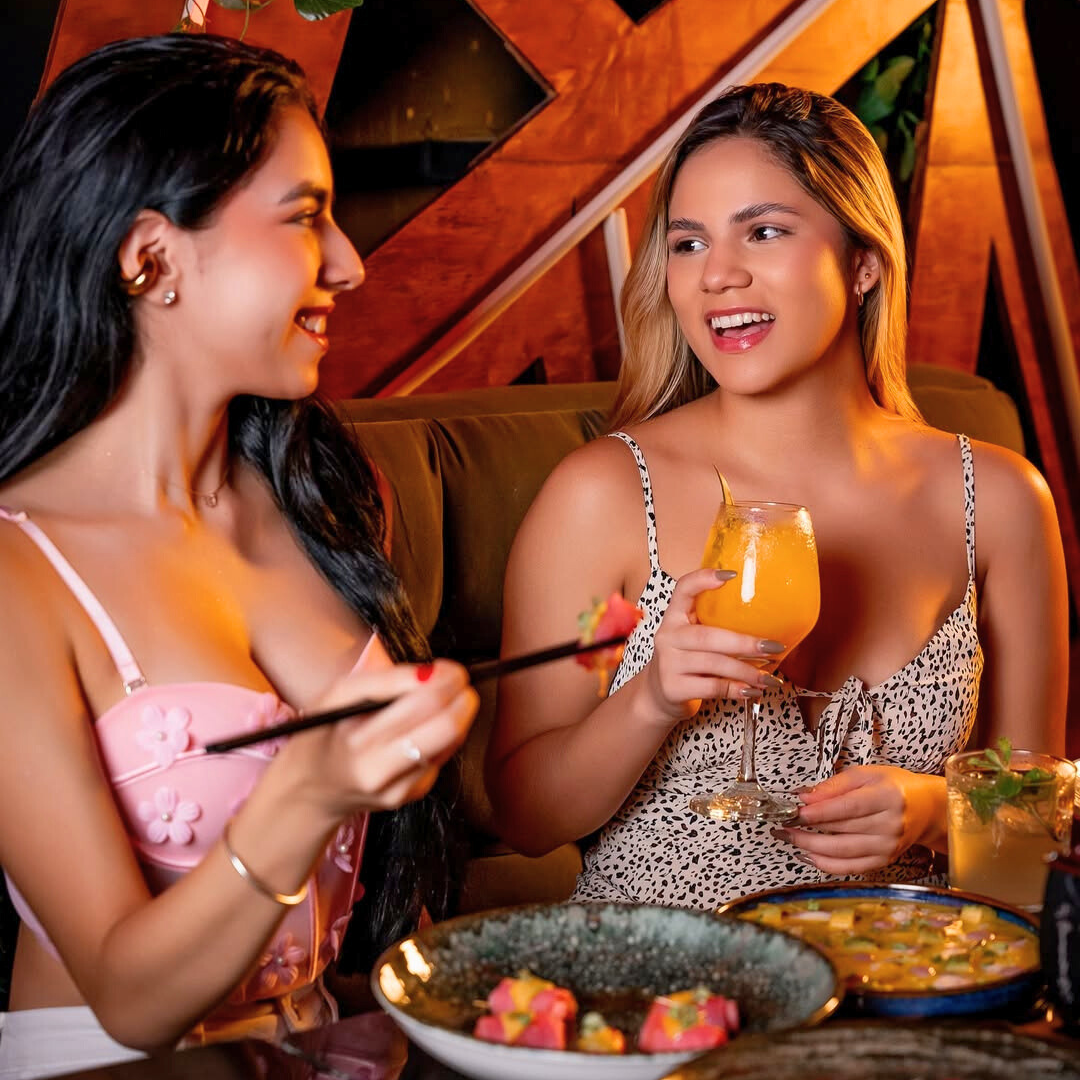 4 Rollos de Sushi + 4 Margaritas Premium o Cocktails Navideños De La Casa por $30 en Furia