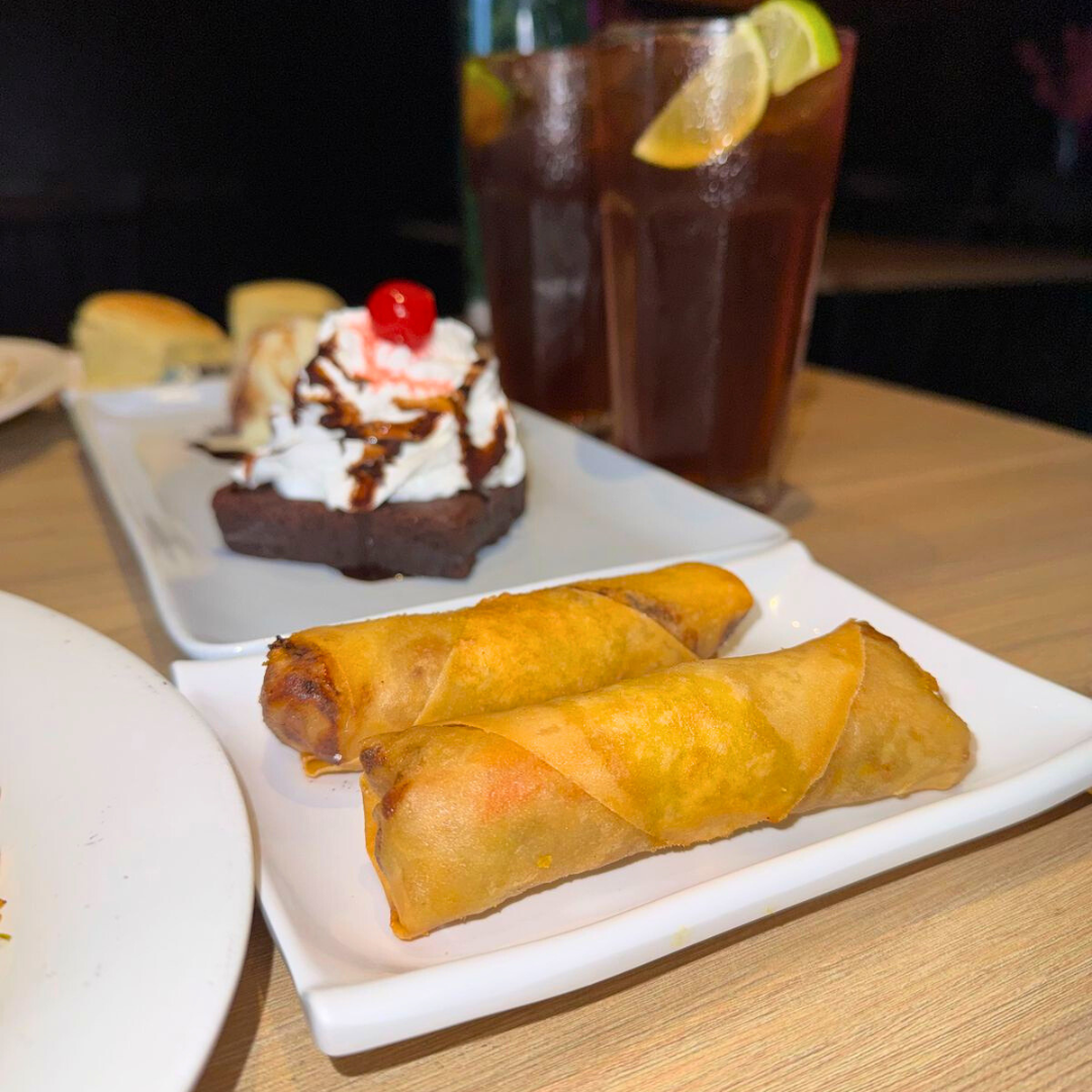 2 Platos Fuertes + Entrada para compartir + 2 Té Fríos + Brownie con Helado por $25 en Azumi