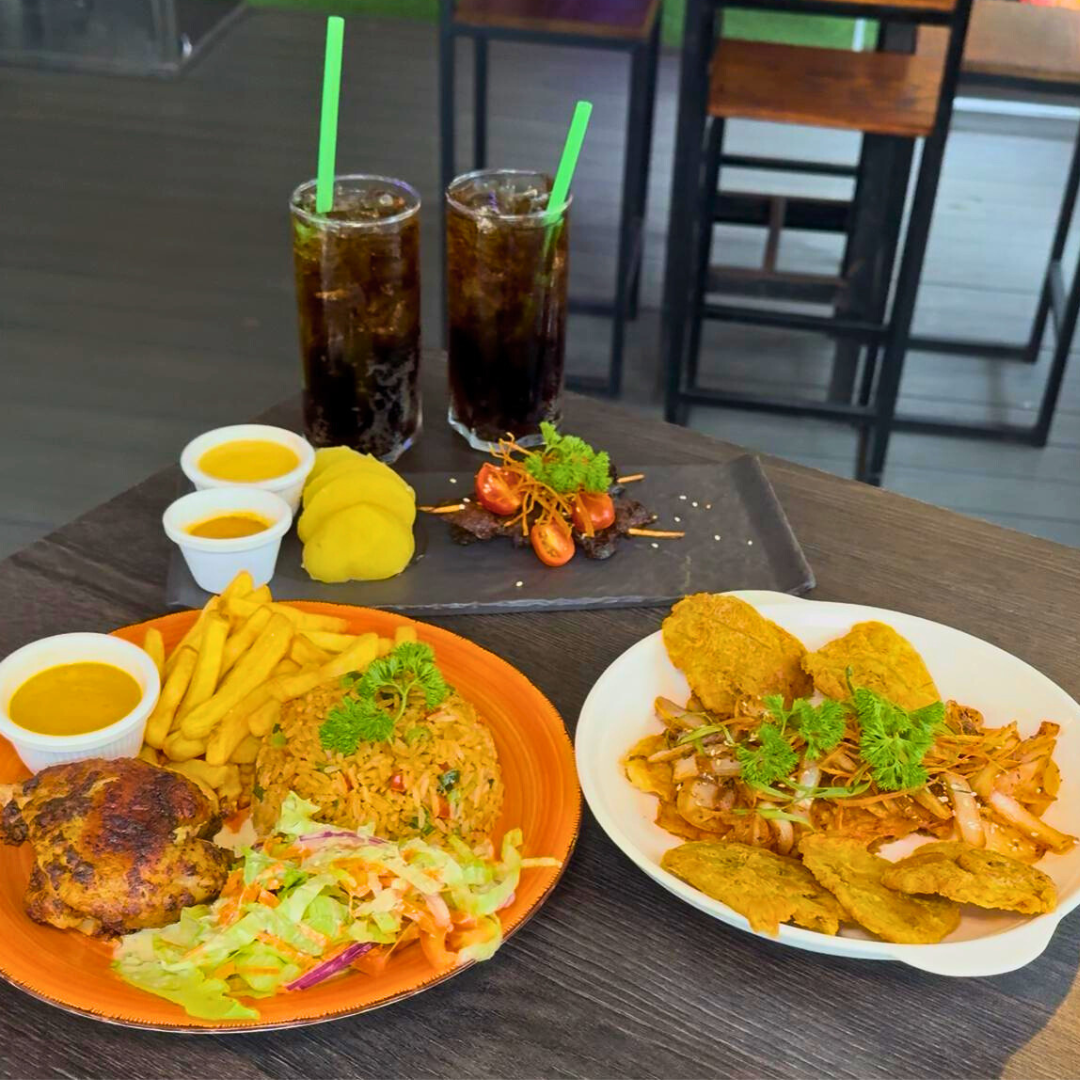 Menú para 2 con Anticuchos + Mostrico o Filete de Pescado + 2 Sodas por solo $15 en Ají Carajo