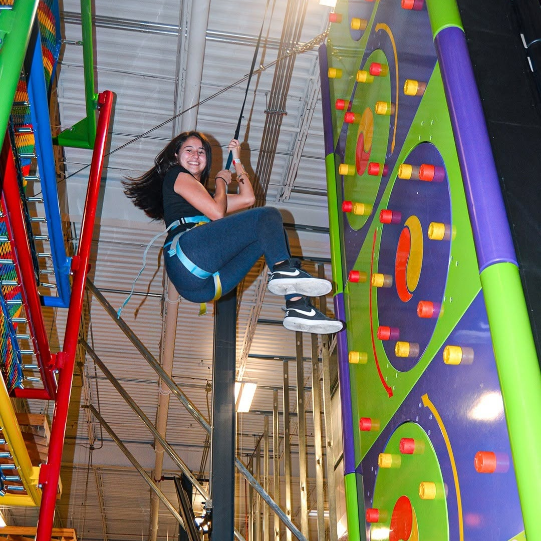 2 Horas de Trampolines + Circuito de Obstáculos para 2 Niños + 4 Slices de Pizza + 2 Sodas por $22 en Planet Air Sports