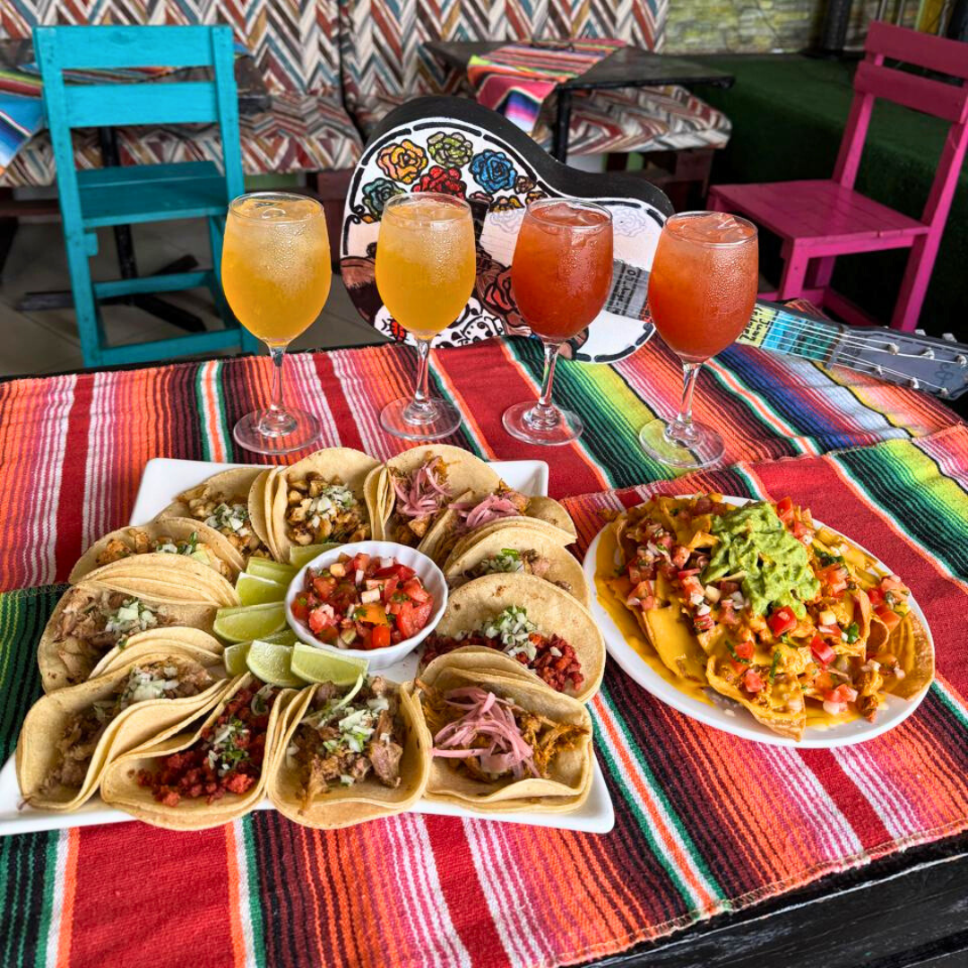 Bandeja de 12 Tacos Mixtos + Orden de Nachos Medianos + 4 Jugos por $20 en La Mexicana Grill & Taquería