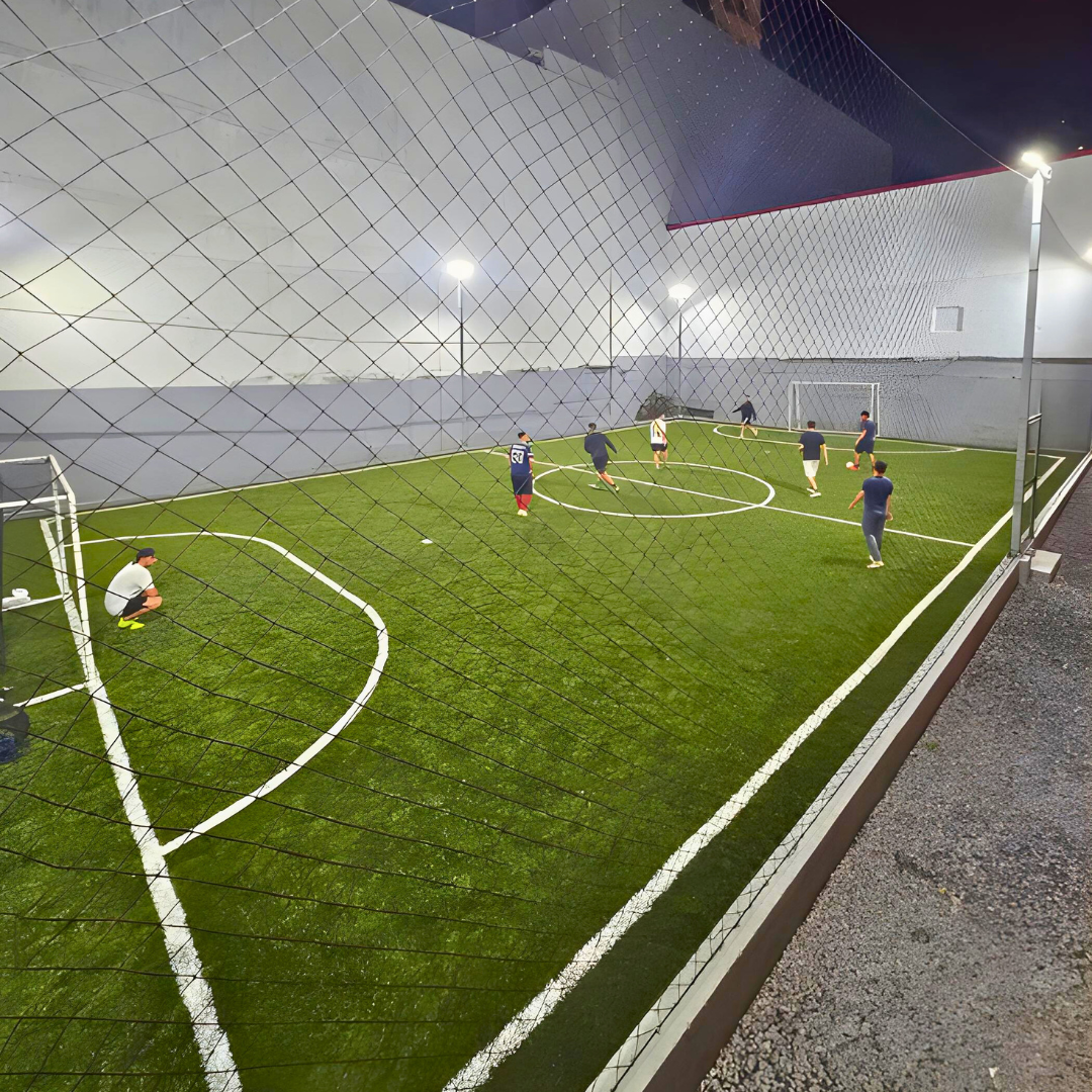 1 Hora de Juego en Cancha de Fútbol + 10 Wings + 2 Cubetazos por $50 en Triple Shot