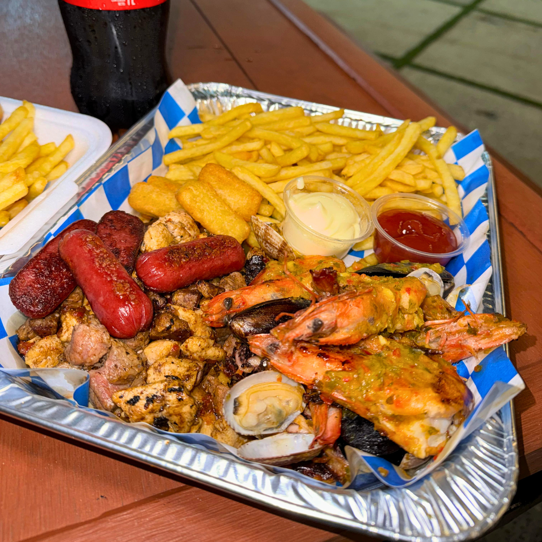 Bandeja de Mar y Tierra + Emparedado de Pollo + Litro de Soda por $18 en Sabores Mediterráneos